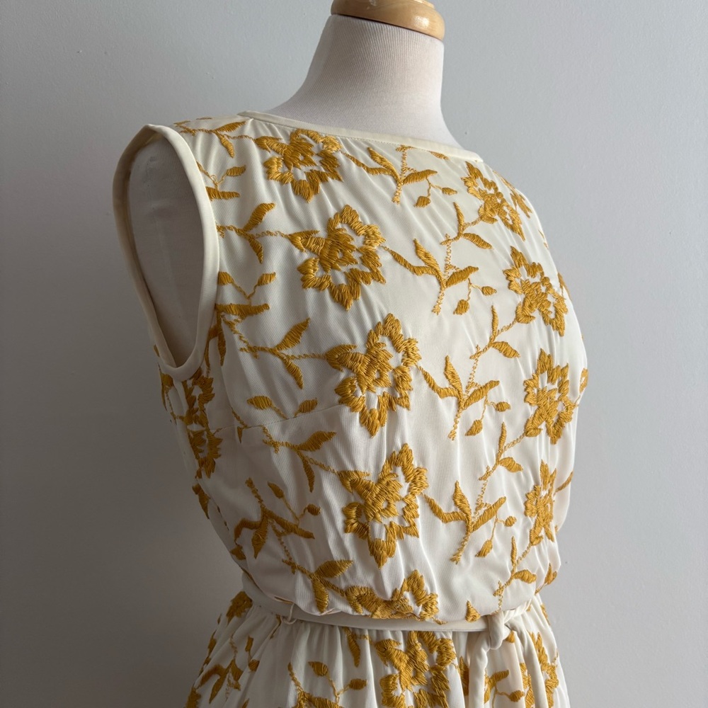 Vintage 1960s Golden Floral and Cream Sleeveless Dress - Picture 3 of 10